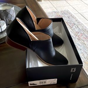 Brand new Naturalizer Black boots. Bought and they were to big .